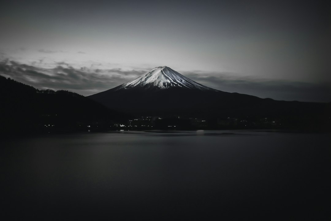 箱根の湖と山の風景