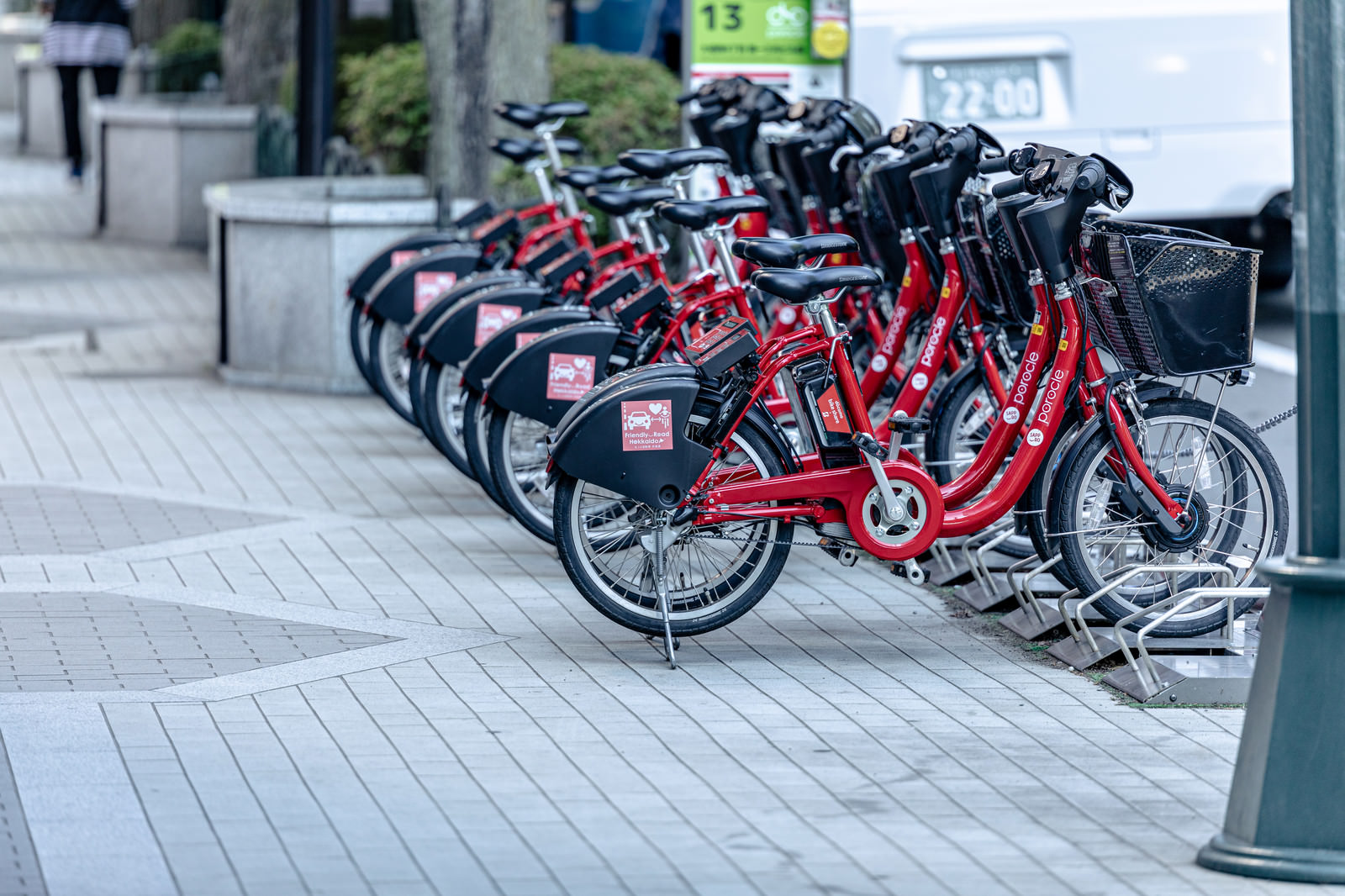 街中に並ぶレンタサイクルの自転車