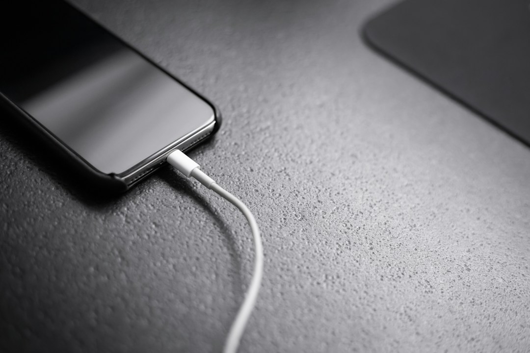 充電ケーブルを接続したスマートフォン