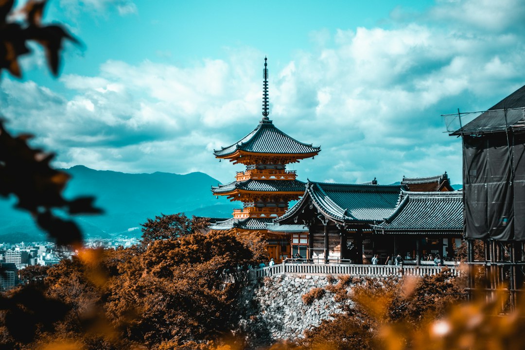 京都の寺院と五重塔の風景