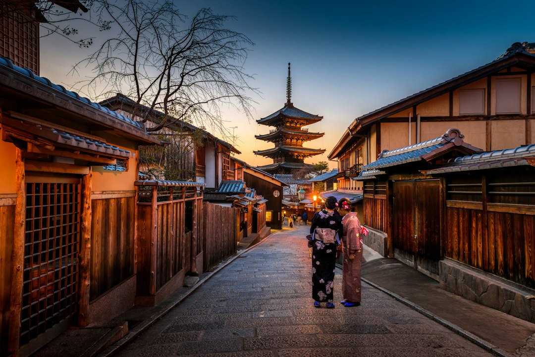 京都の歴史的な街並みを歩く旅行者