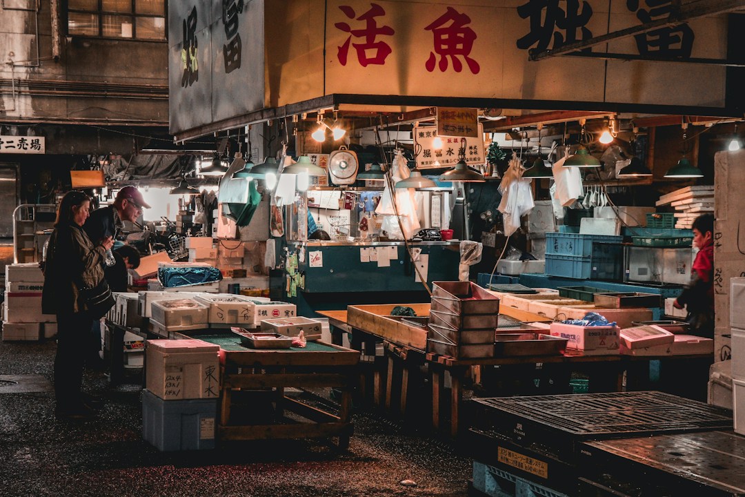 市場の店舗前に集まる人々