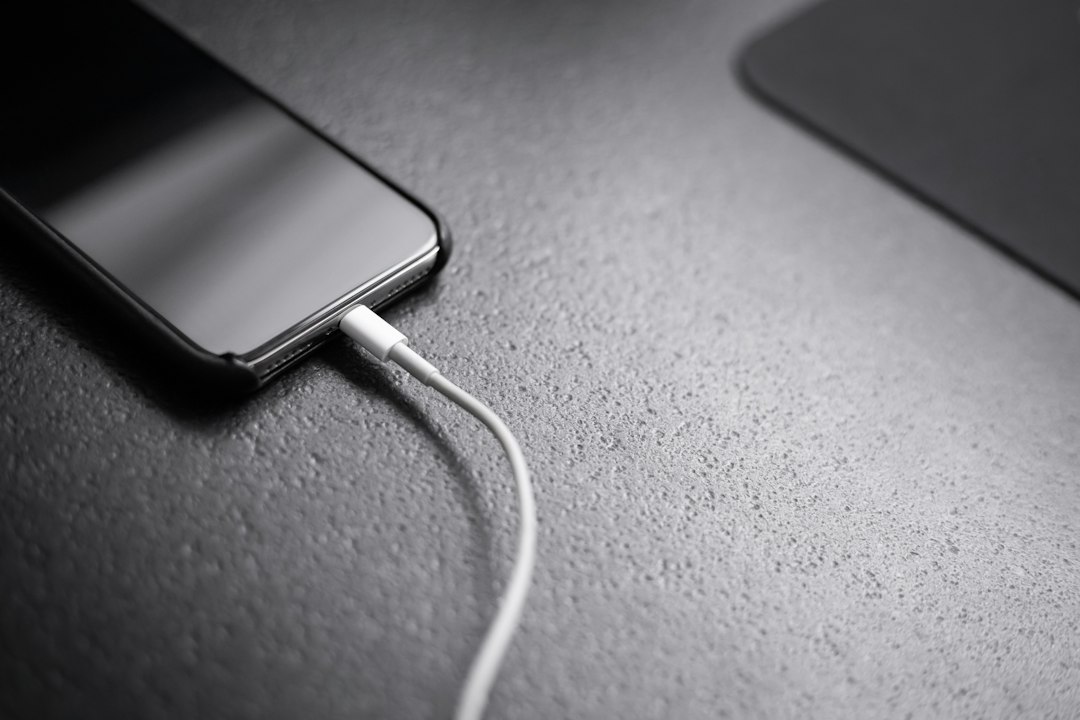 充電ケーブルにつないだスマートフォン