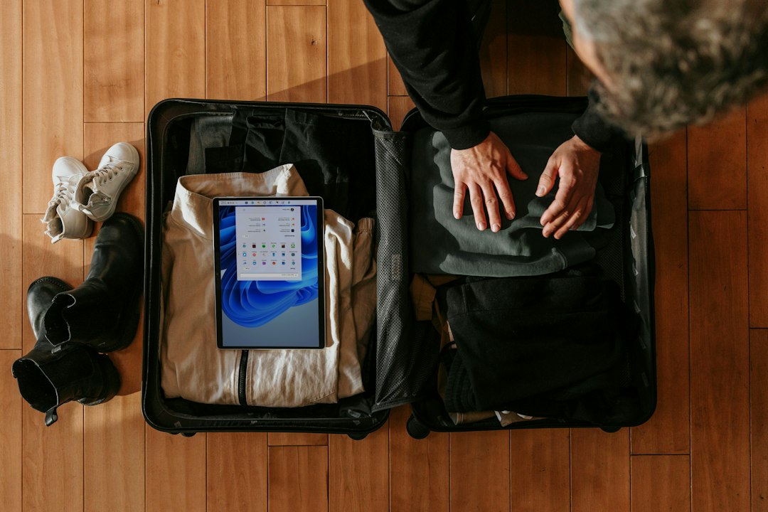 スーツケースに衣類を整理して荷造りするイメージ