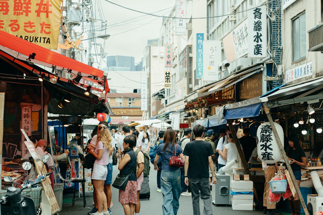 食べ物の屋台が並ぶ日本の市場