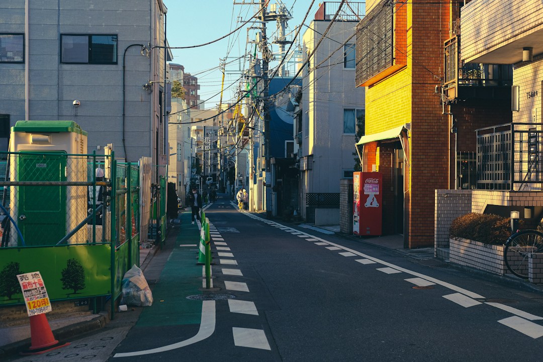 東京の静かな住宅街の通り