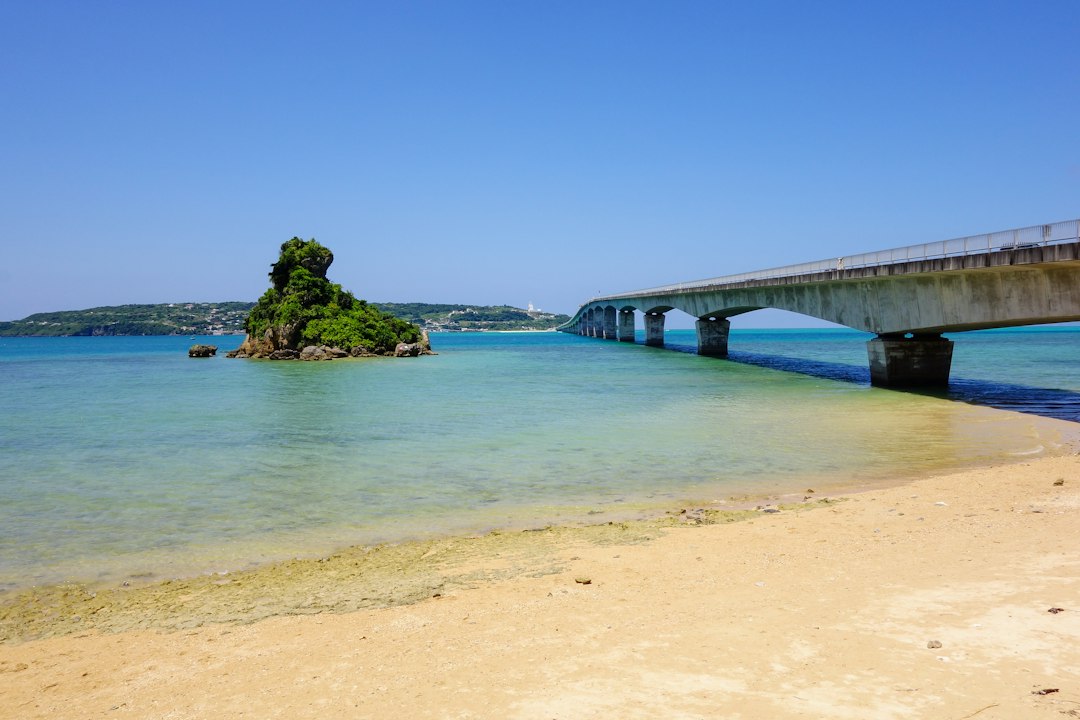沖縄・古宇利島付近の青い海と古宇利大橋
