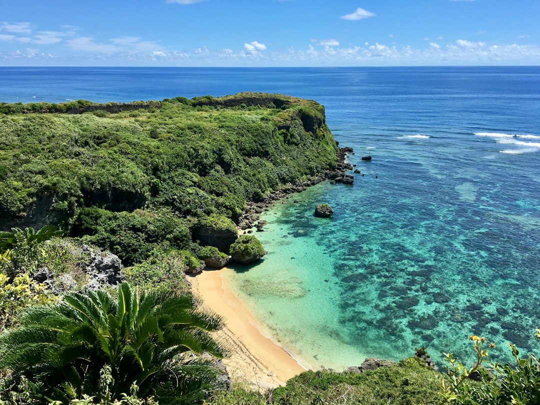 沖縄旅行をイメージする青い海と砂浜