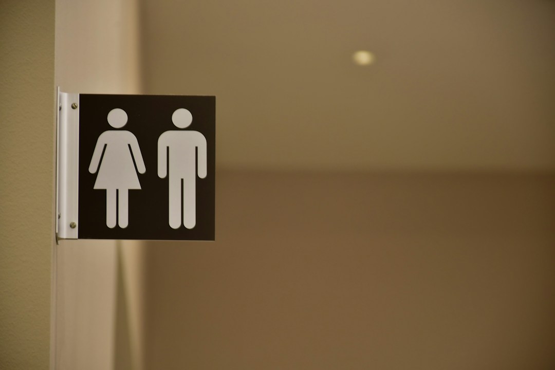 男女別トイレの案内標識