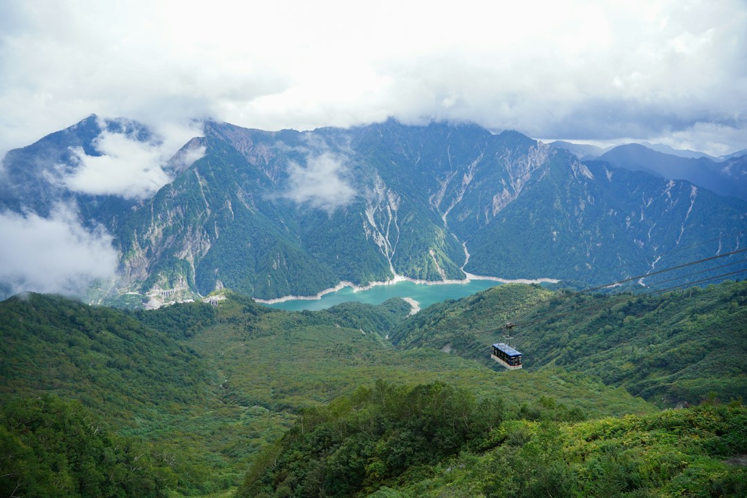 立山黒部の山並みを進むロープウェイ