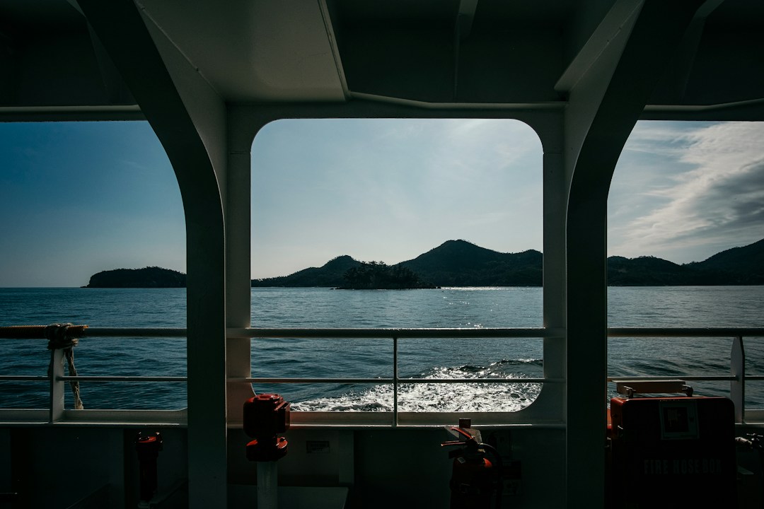 船上から眺める海