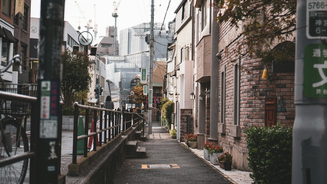 街中の歩道と建物