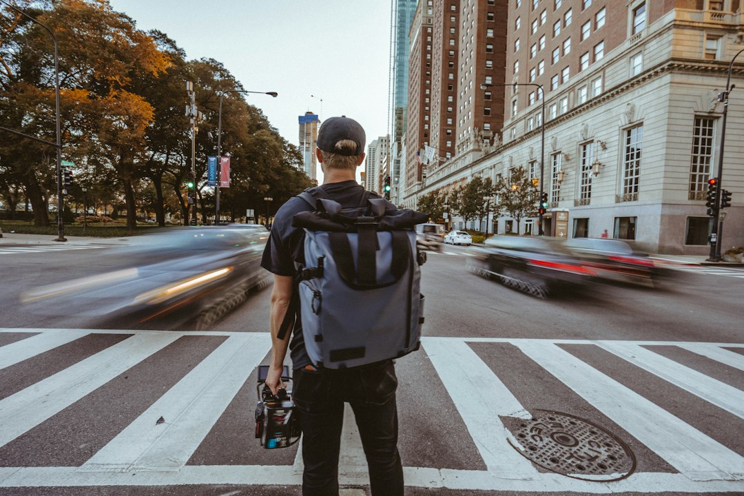 リュックを背負って街歩きする旅行者