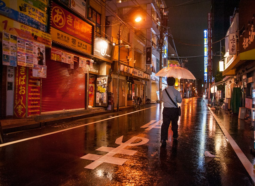 傘を差して雨の日の街を歩く人（イメージ写真）